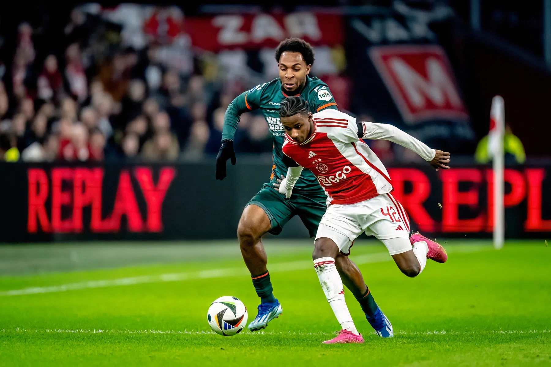 Martha tekent in België na vertrek bij Ajax