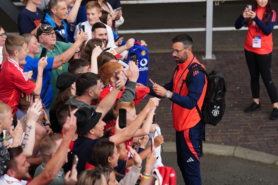 'Van Nistelrooij verleidt wonderkind van Arsenal tot gevoelige transfer'