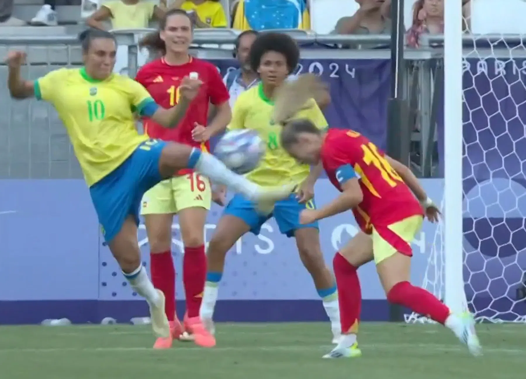 Tranen bij Marta na donkerrode kaart in mogelijk laatste duel voor Brazilië