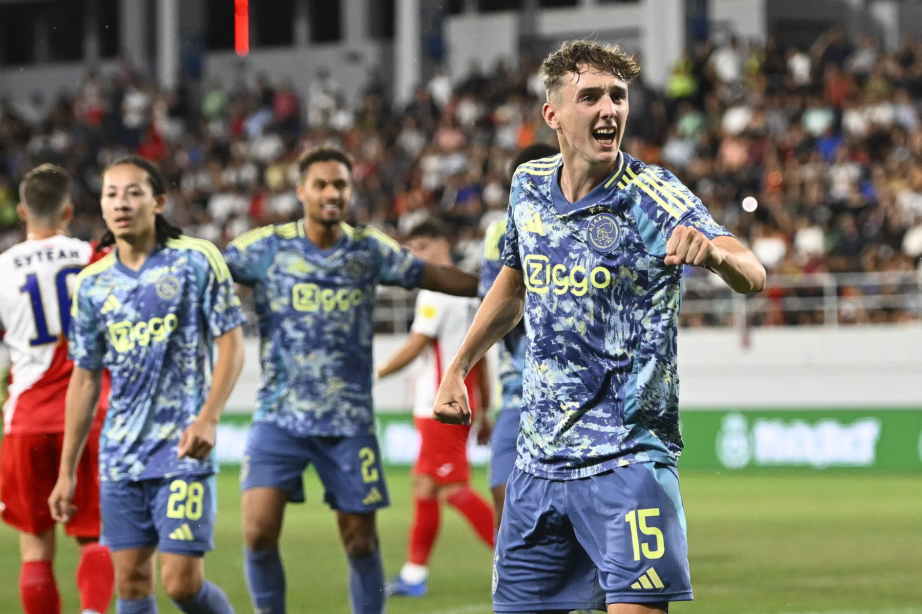 Hangende tulpenkopjes van Ajax: 'Vojvodina een kwelling voor de beroemde club'