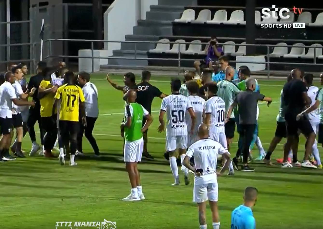 Oefenduel ontspoort: speler Al-Ittihad gooit stoel in publiek