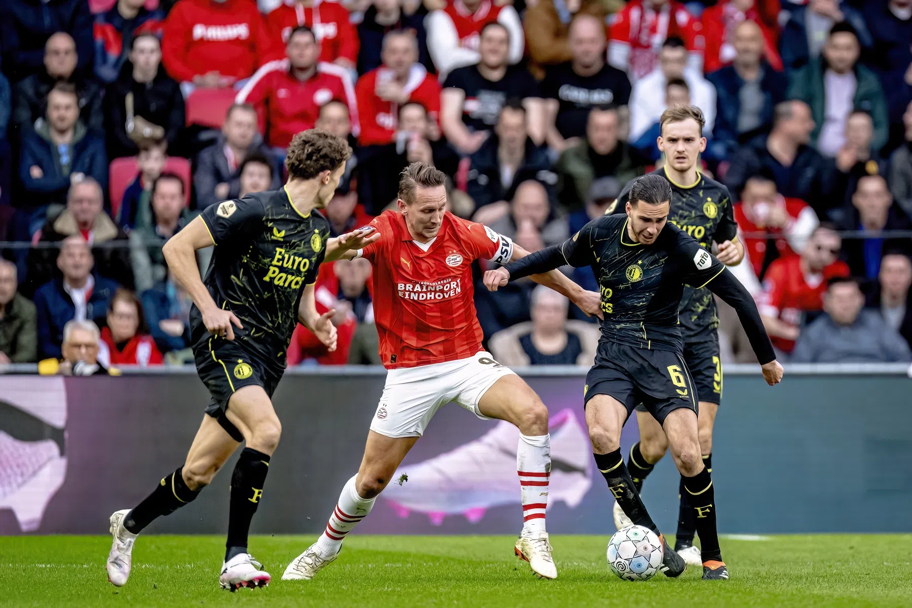 Luuk de Jong aast op records en eerherstel tegen Feyenoord