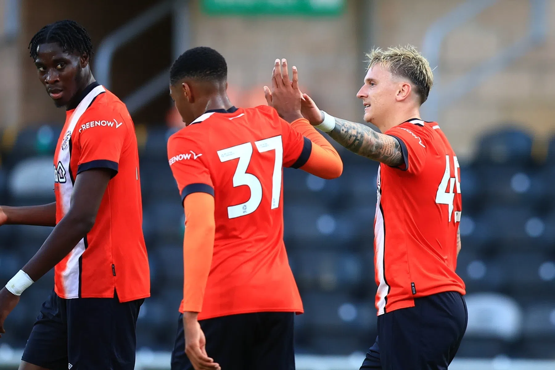 Luton Town bewijst supporters goede dienst met wedstrijdshirt