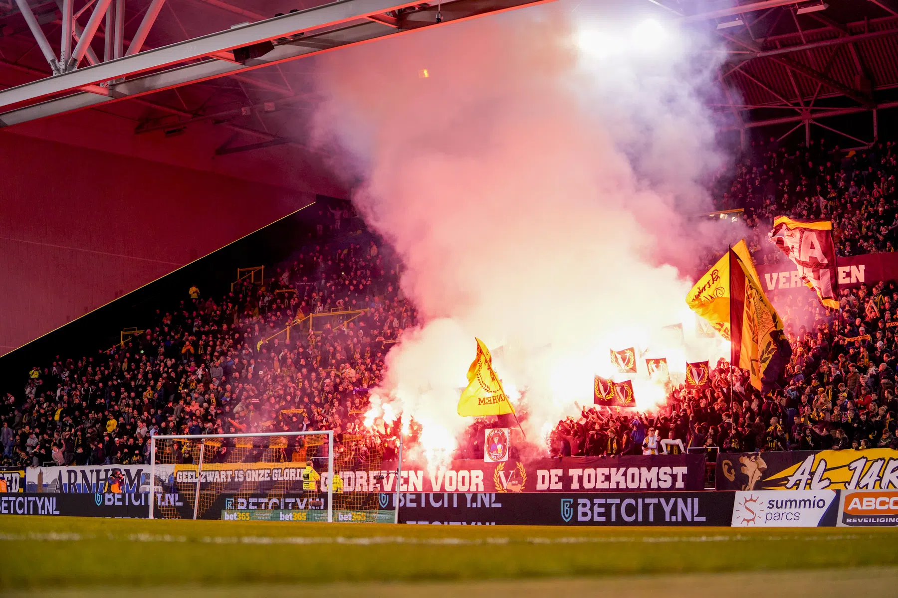 Vlag gaat uit in Arnhem: Vitesse behoudt proflicentie