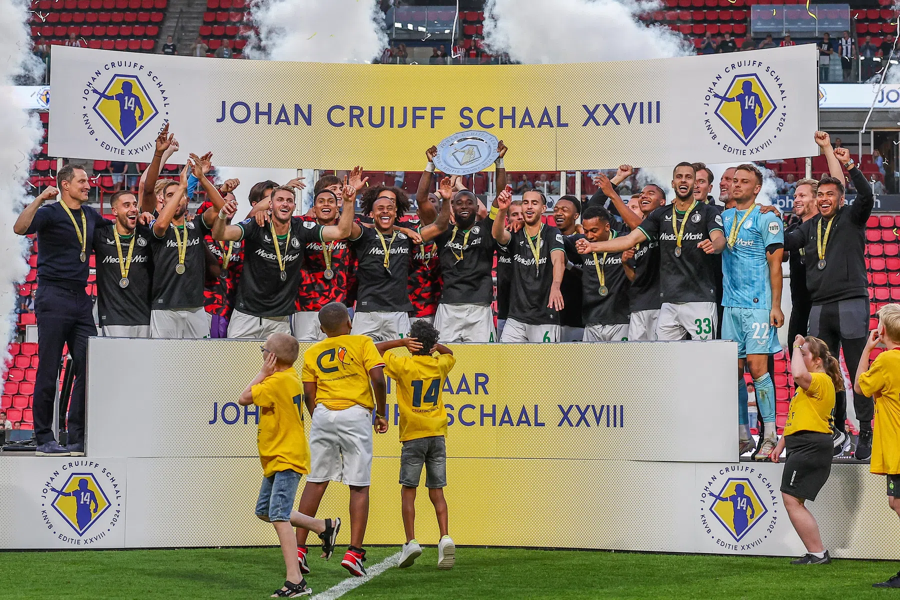 Feyenoord wint Johan Cruijff Schaal na zinderend voetbalgevecht