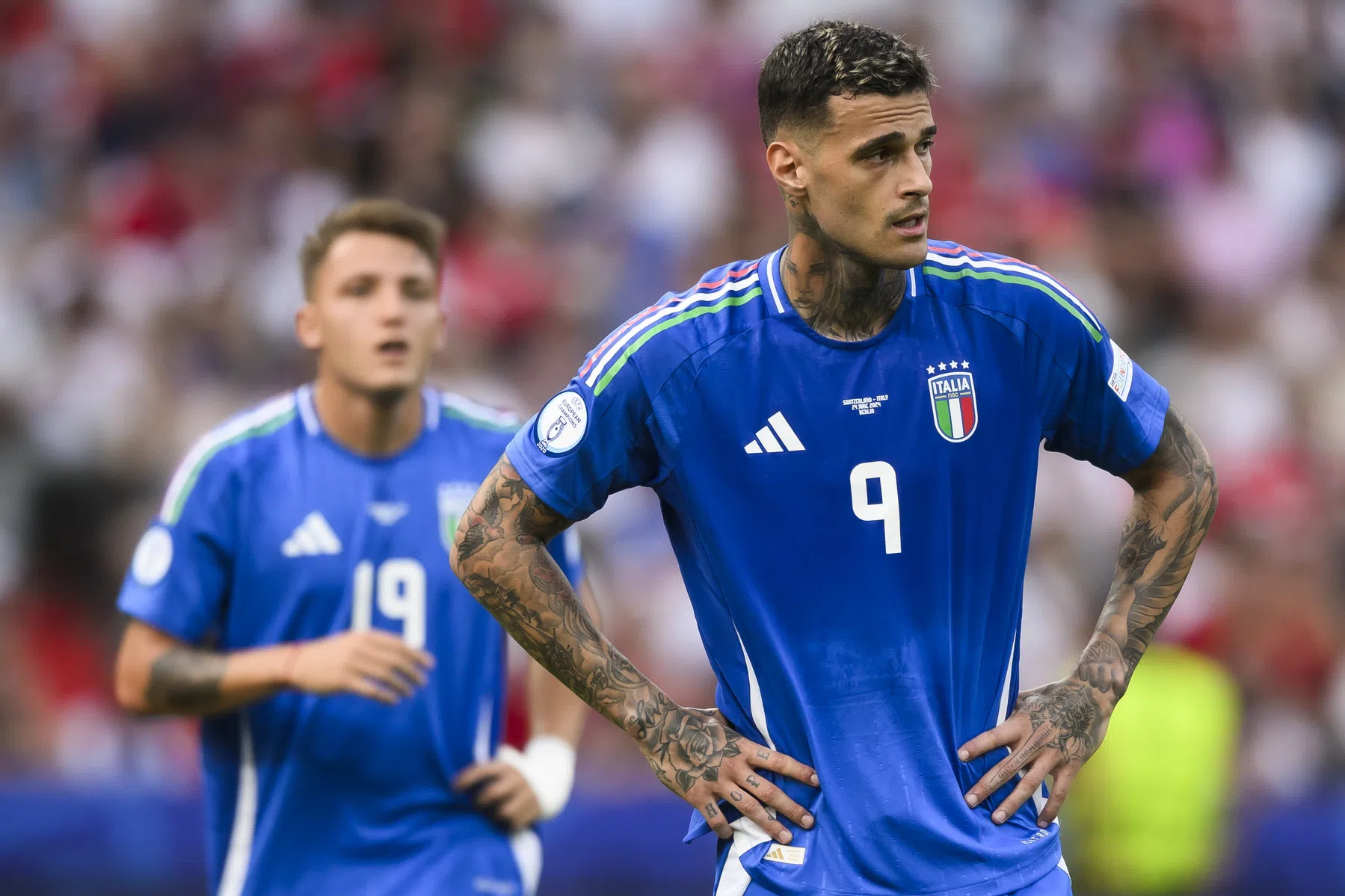 De geblesseerde Scamacca (voorgrond) krijgt Retegui (achtergrond) als vervanger bij Atalanta. 