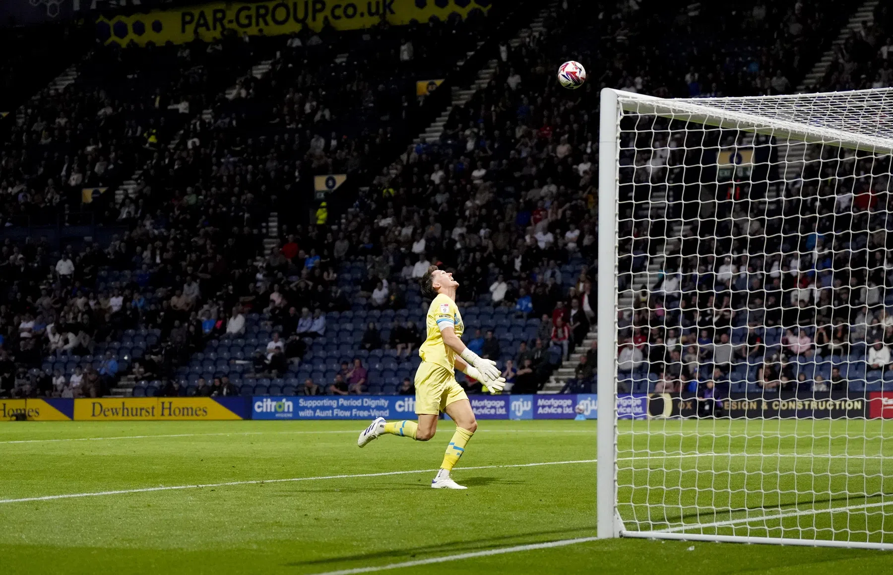 Hamer maakt wereldgoal: boogbal over ruim twintig meter