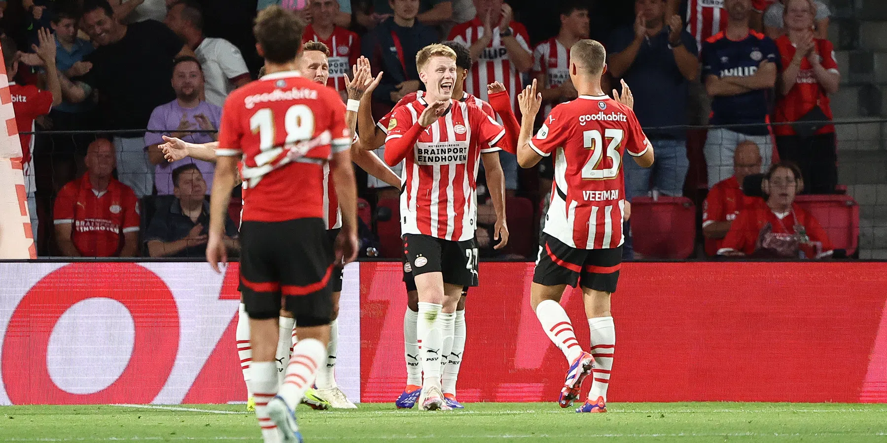 Kampioen PSV heeft na zorgeloze start direct zijn koppositie terug