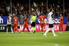 Thumbnail for article: AZ overleeft domme rode kaart bij Almere City door nog dommere rode kaart