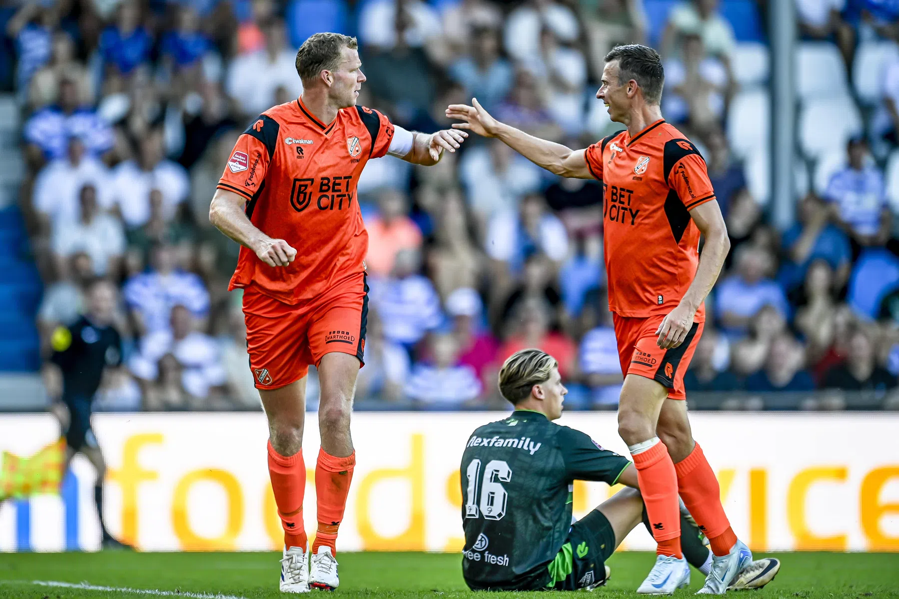 De Graafschap wint duel met zeven goals, comebacks én rode kaart van Volendam
