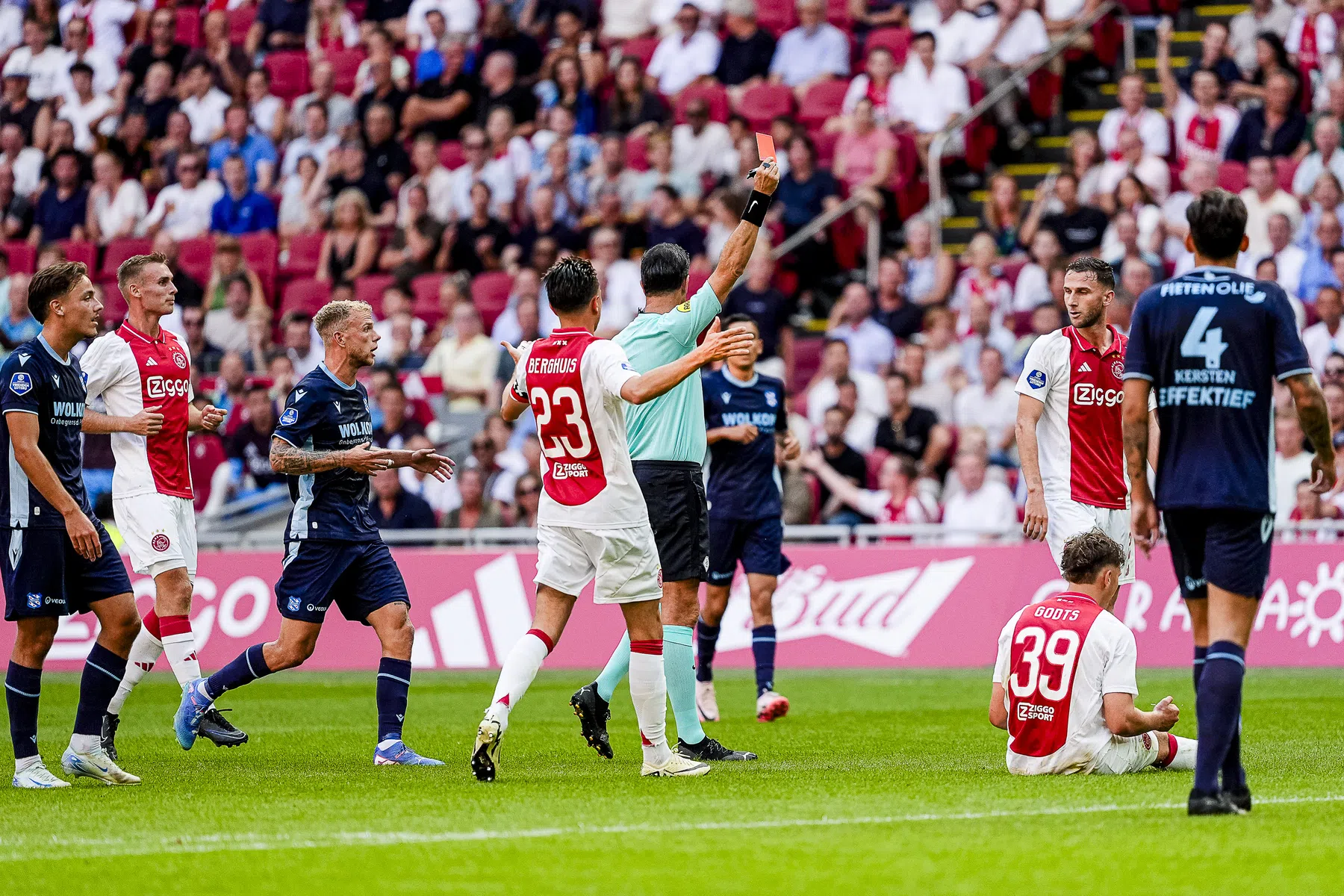 Geel of rood? Nijhuis volgt VAR-advies en draait rode kaart Heerenveen terug