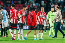 Thumbnail for article: PSV schiet uit de startblokken, maar de defensieve puzzel is nog niet gelegd 