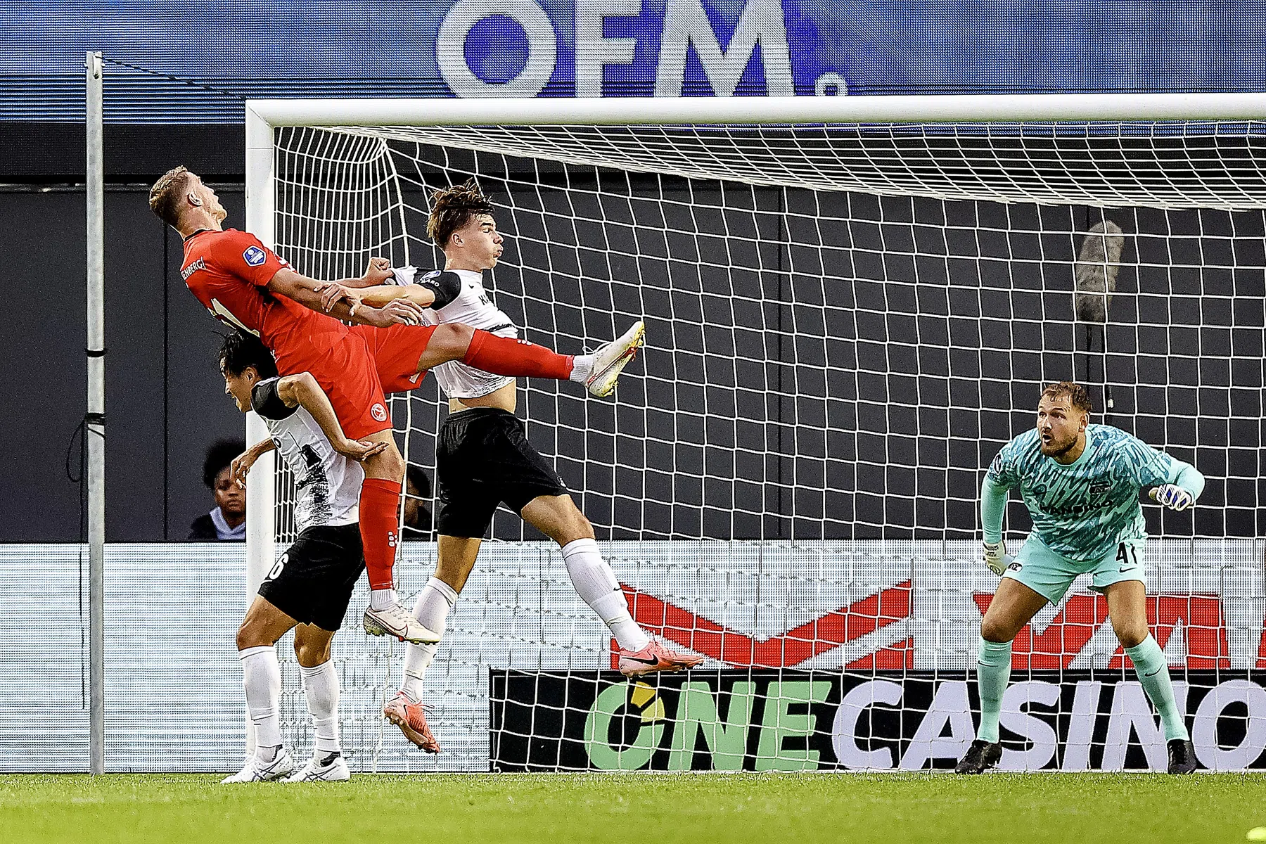 AZ'er beticht van onsportiviteit: 'Knijpen, trekken, gekke dingen doen'