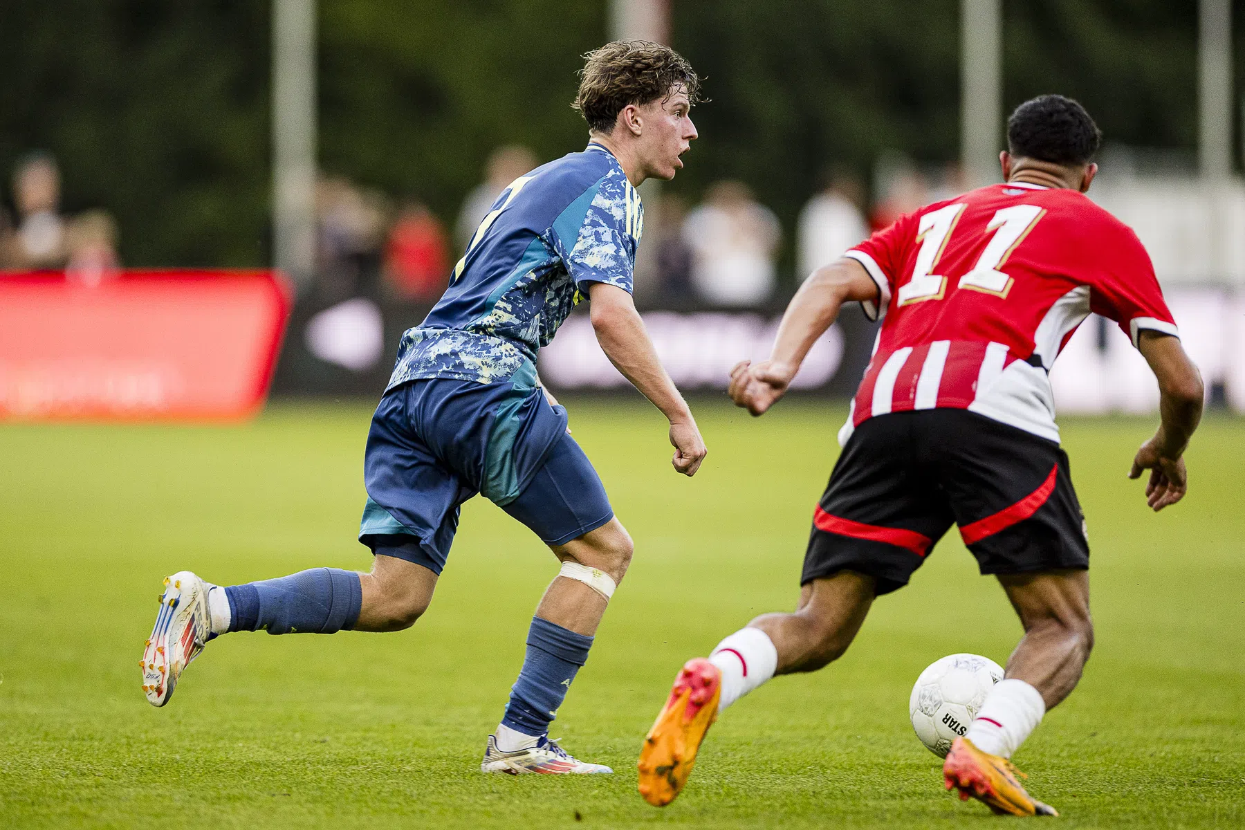 Debutanten maken indruk bij Jong Ajax: 'Daar zijn we wel gek op' 