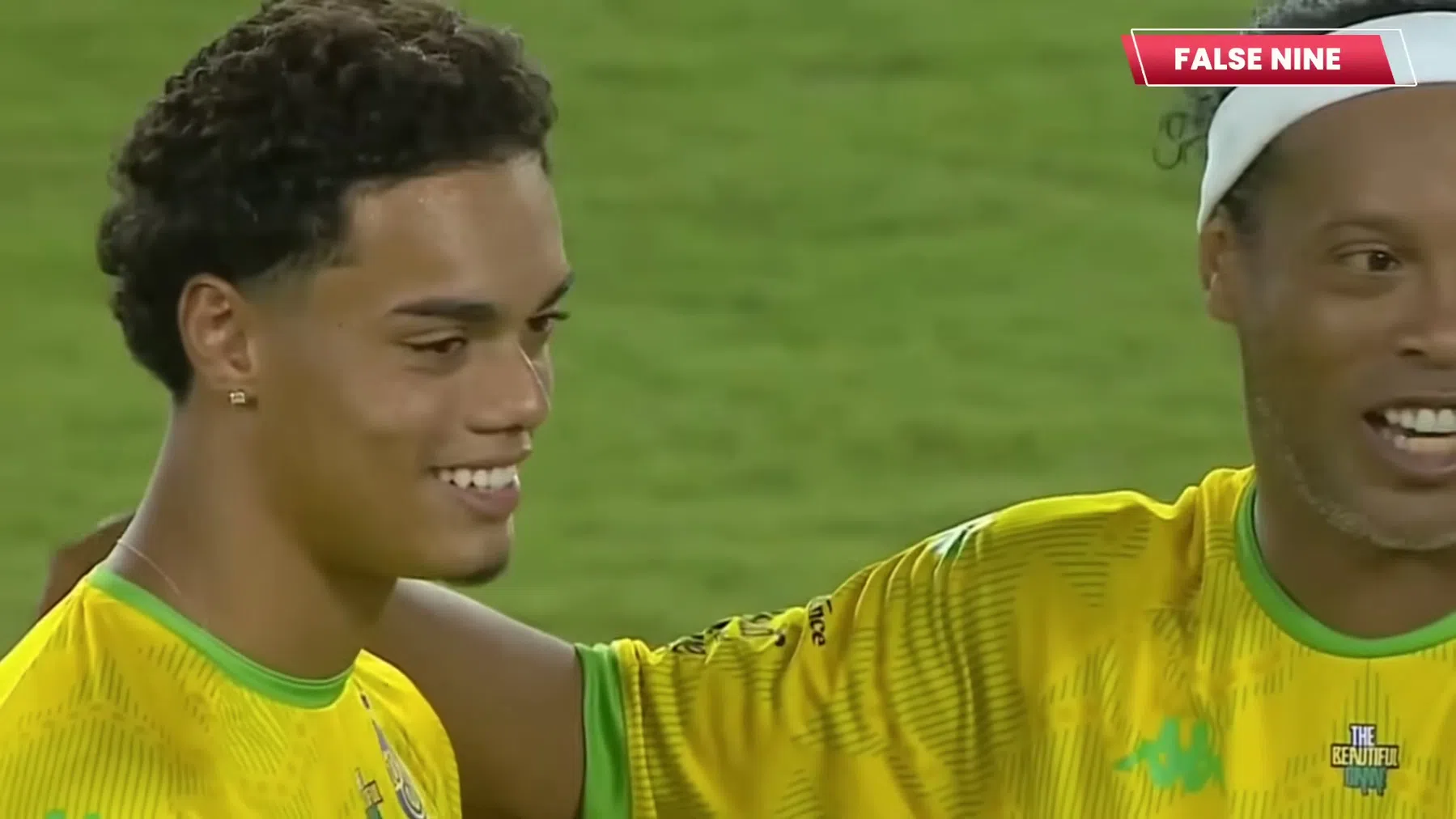 Zoon van Ronaldinho (19) tekent contract in Championship 