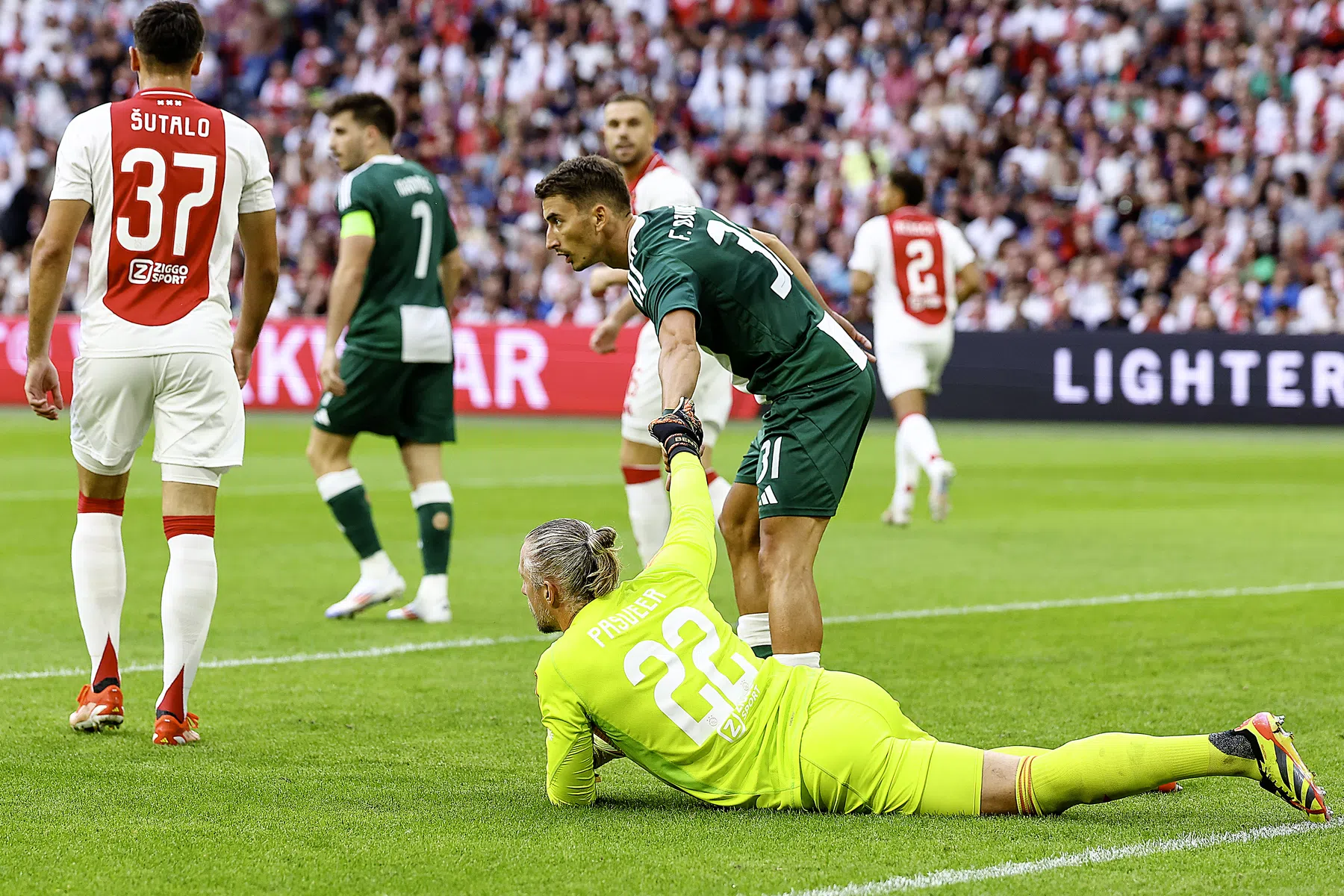 Ajax op Rapport: Pasveer absolute uitblinker, drie onvoldoendes