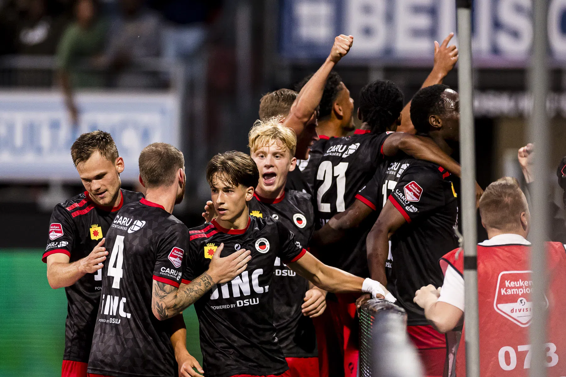Vitesse en Excelsior winnen voor het eerst, FC Eindhoven koploper