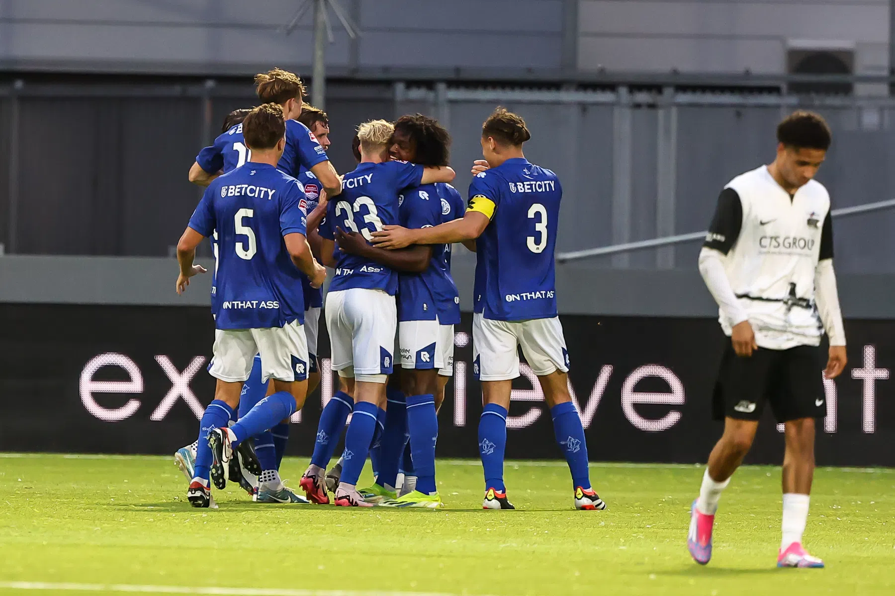 Jong AZ krijgt zonder kwartet spelers ander gezicht: van 6-1 winst naar 6-0 verlies