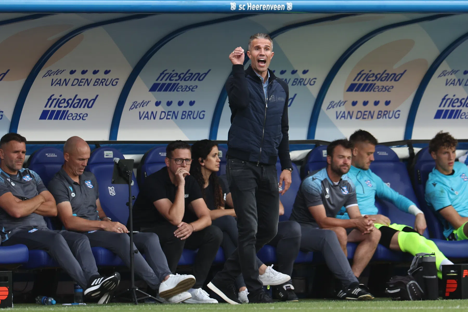 Van Persie geniet van kolkend stadion, spektakel en veerkracht Heerenveen