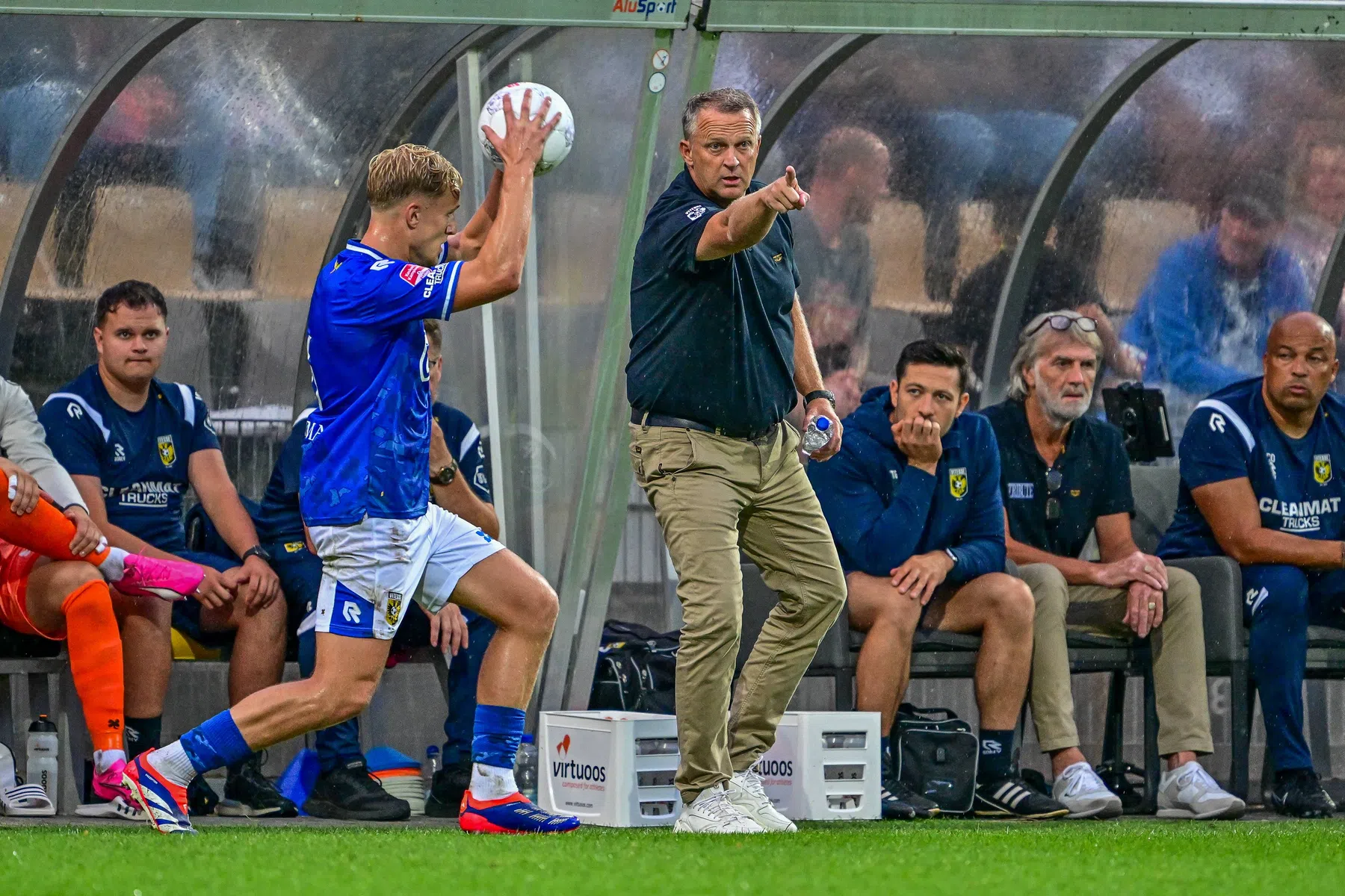 Van den Brom geniet van jeugdig Vitesse: 'Dat raakt je als trainer'