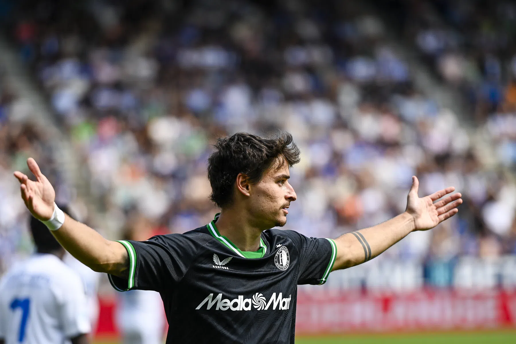 Feyenoord-aanwinst Bueno geeft direct visitekaartje af met panklare assist