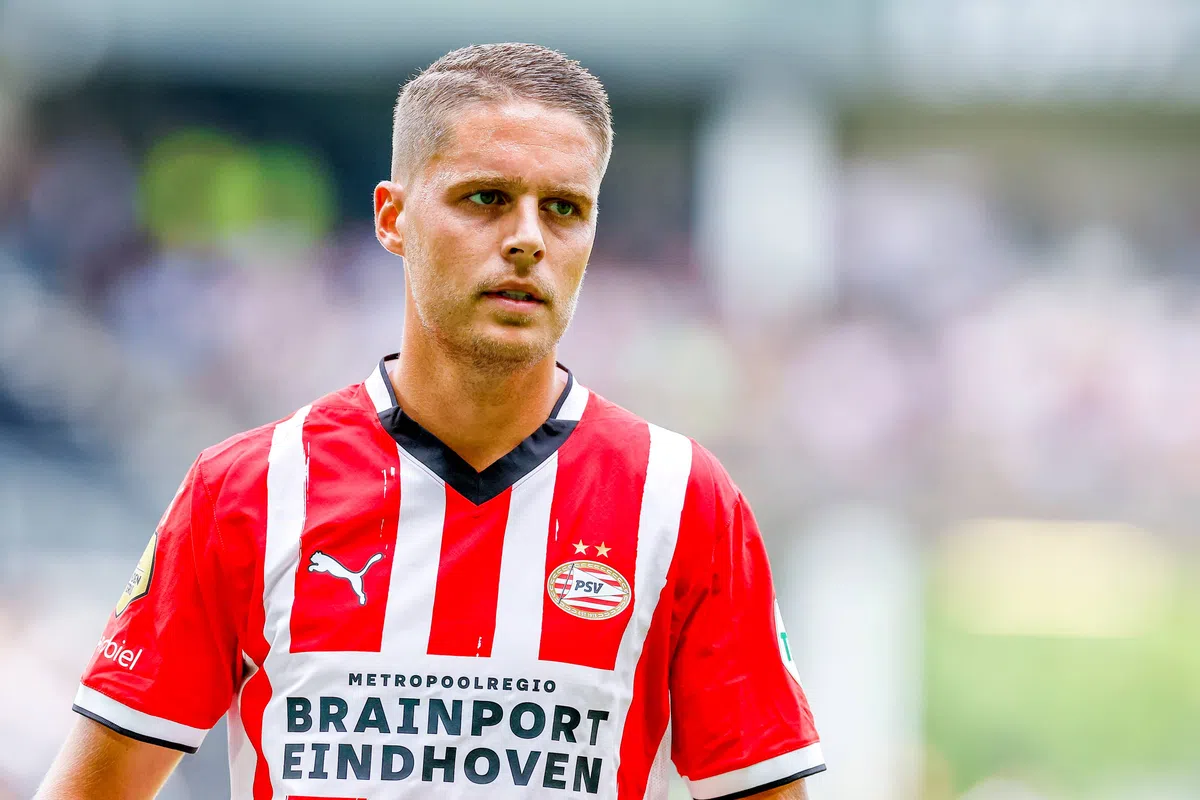 Bijna een wereldgoal: Veerman heeft pech met prachtige uithaal