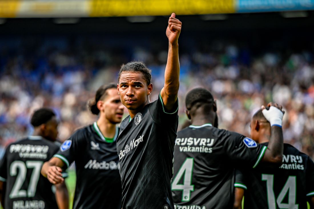 Uitgerekend Stengs wijst Feyenoord de weg naar overtuigende zege