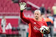 Thumbnail for article: Remko Pasveer neemt Ajax bij de hand: 'Leeftijd zegt niets'