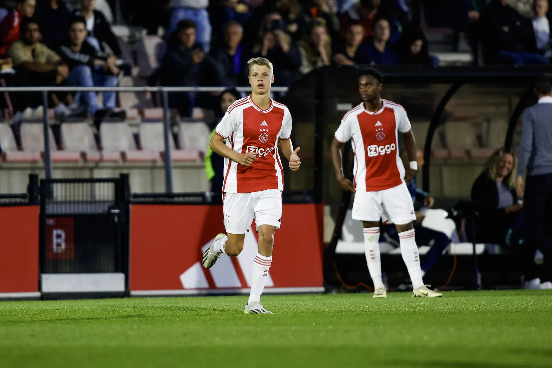 Ajax houdt 'groot talent' Steur (16) binnenboord