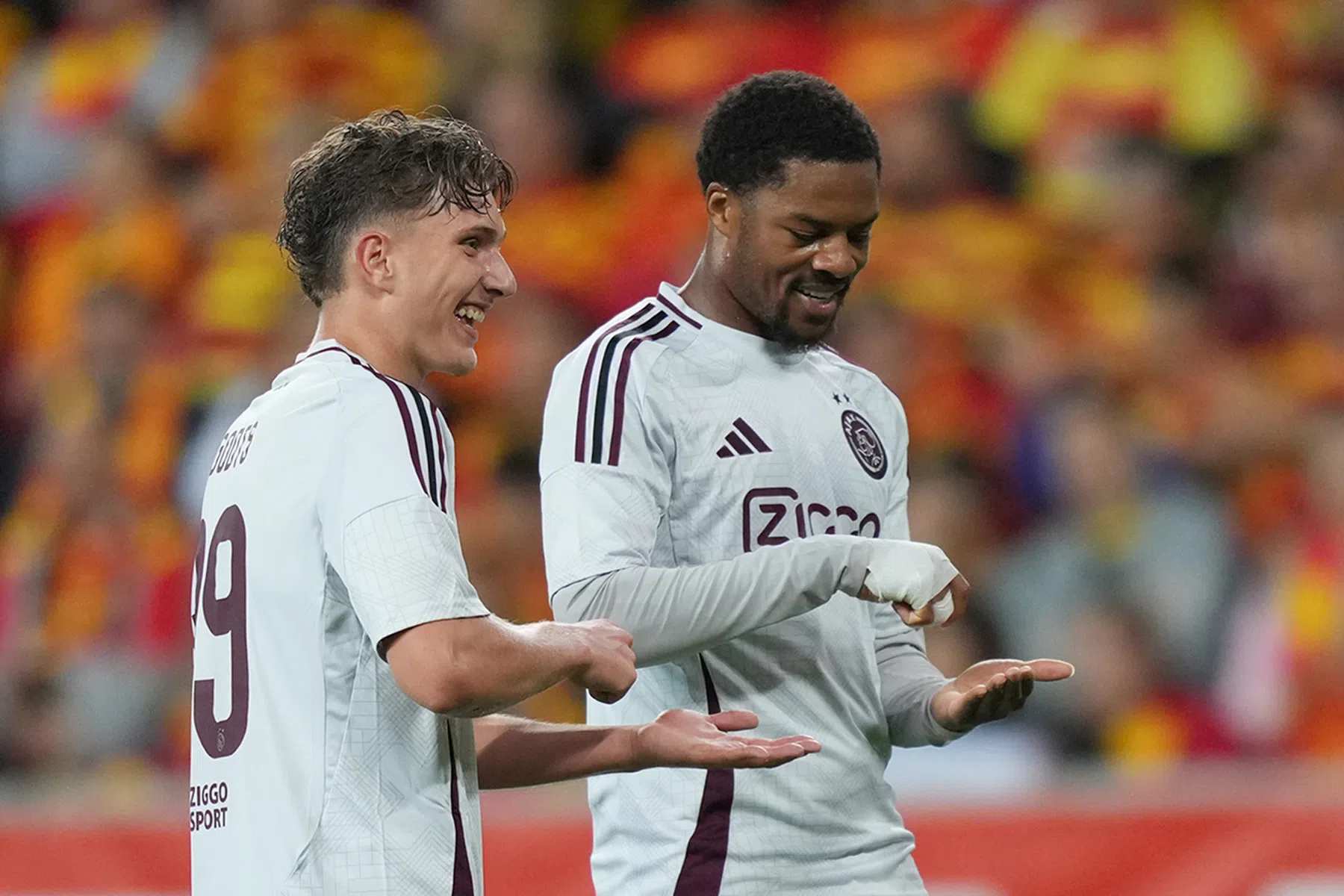 Hattrickheld Akpom: 'Wie zou er niet graag voor Ajax spelen?'