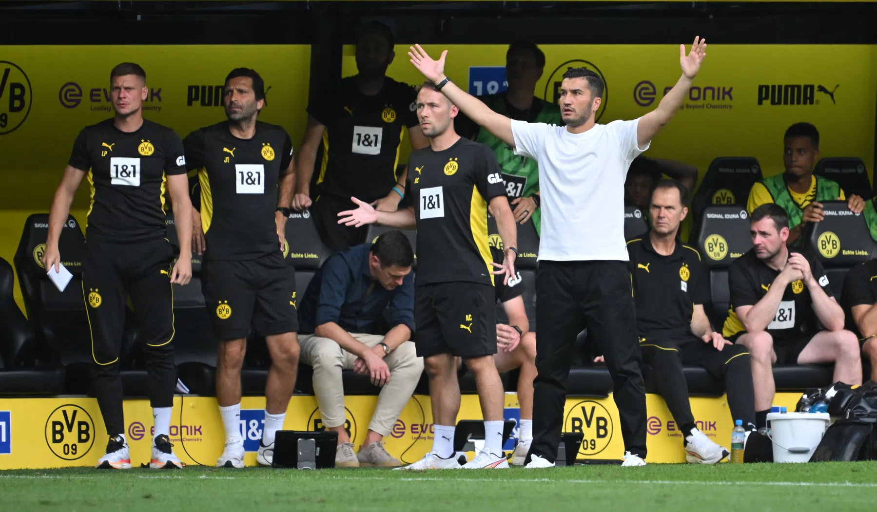 Gittens bezorgt Dortmund zege bij Bundesliga-debuut Sahin