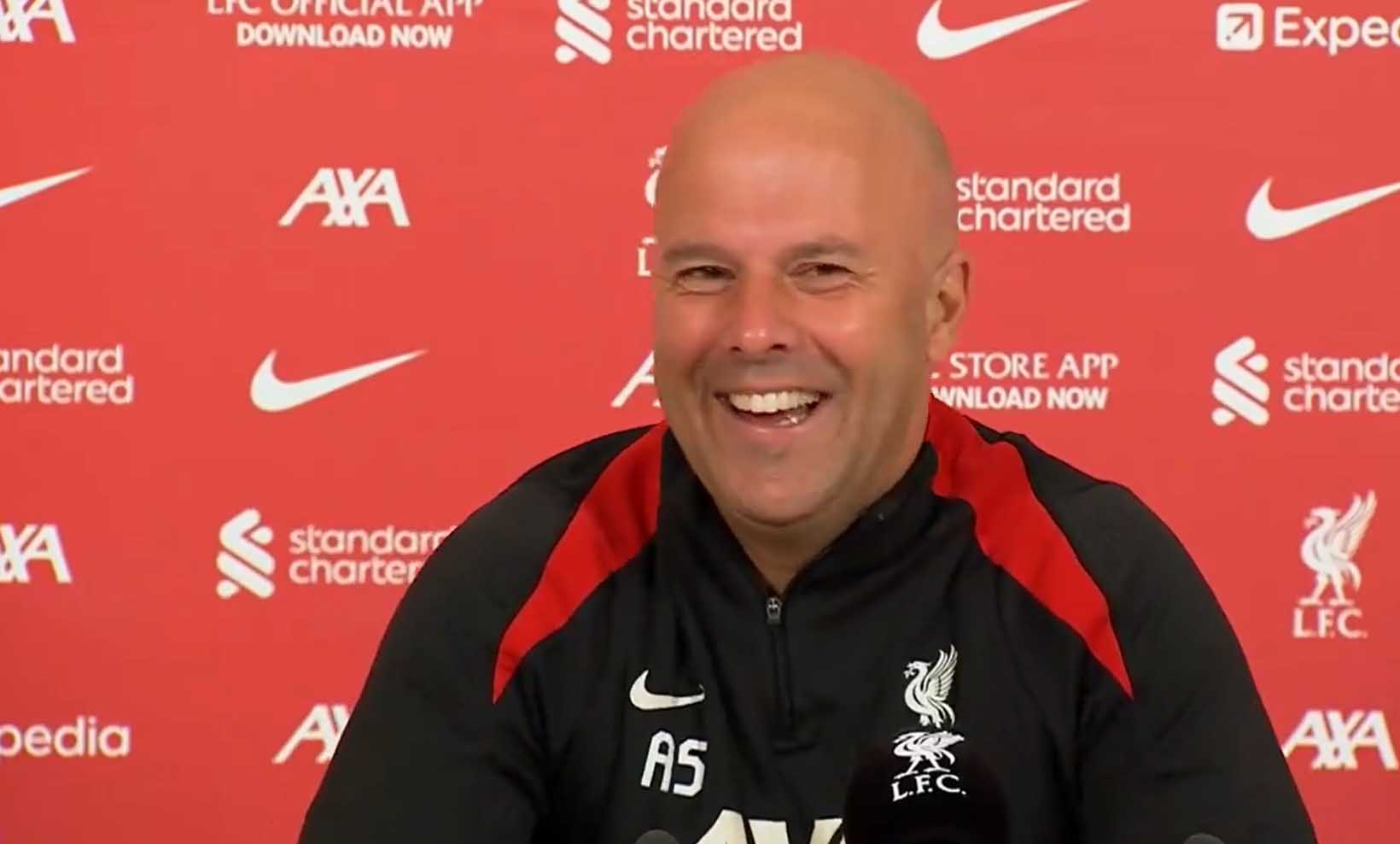 Slot krijgt lachers op zijn hand tijdens persconferentie