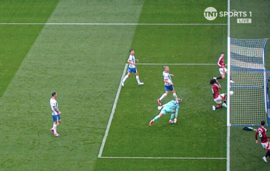 Wat een pech: Zirkzee voorkomt onbedoeld zekere treffer Man United
