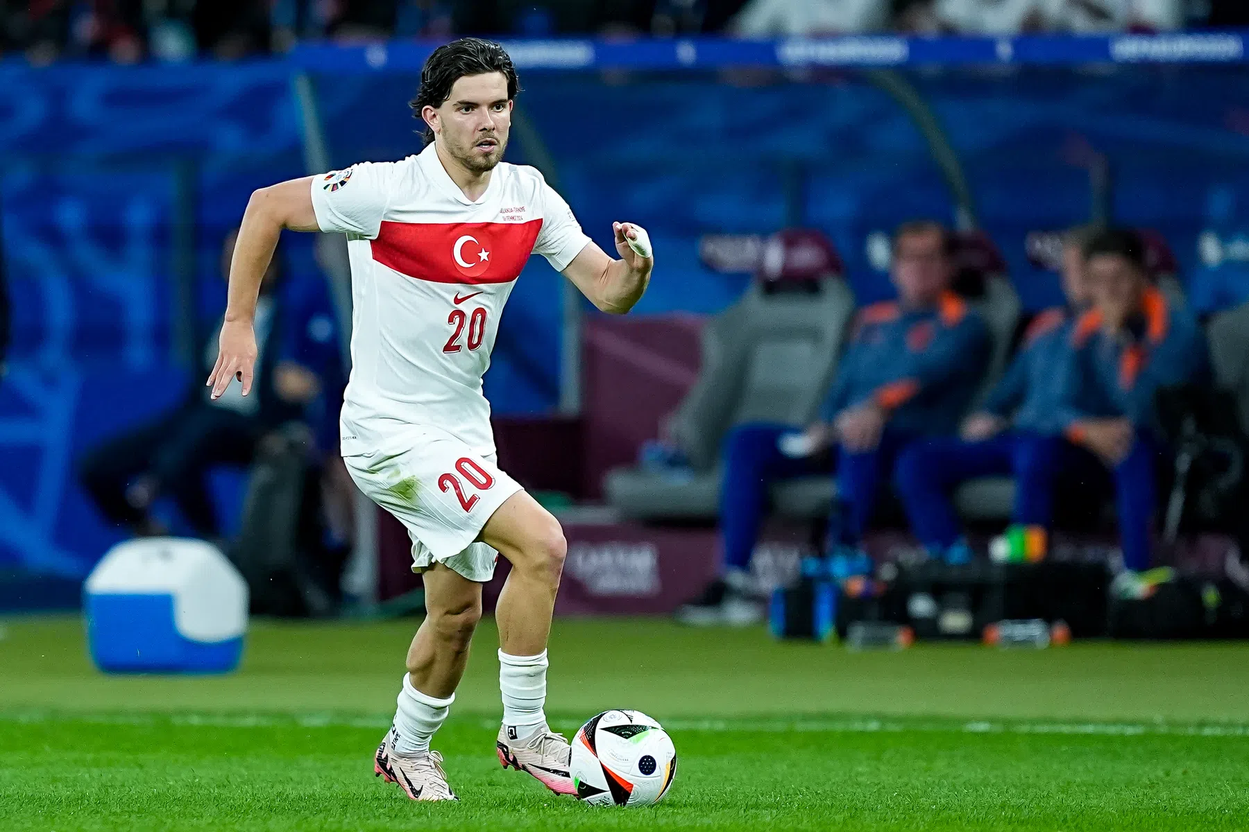 Ex-NEC'er Kadioglu rondt transfer naar de Premier League af