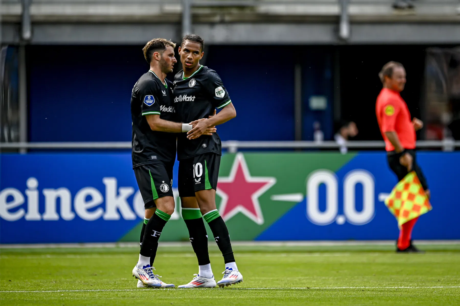 Klap voor Feyenoord: Stengs moet geopereerd worden aan knie