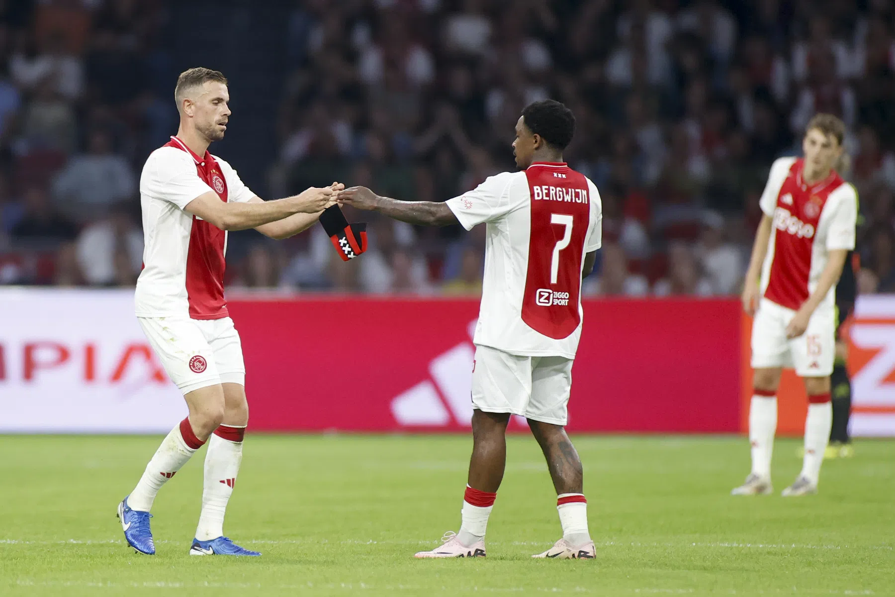 Henderson neemt aanvoerdersband Ajax definitief over van Bergwijn