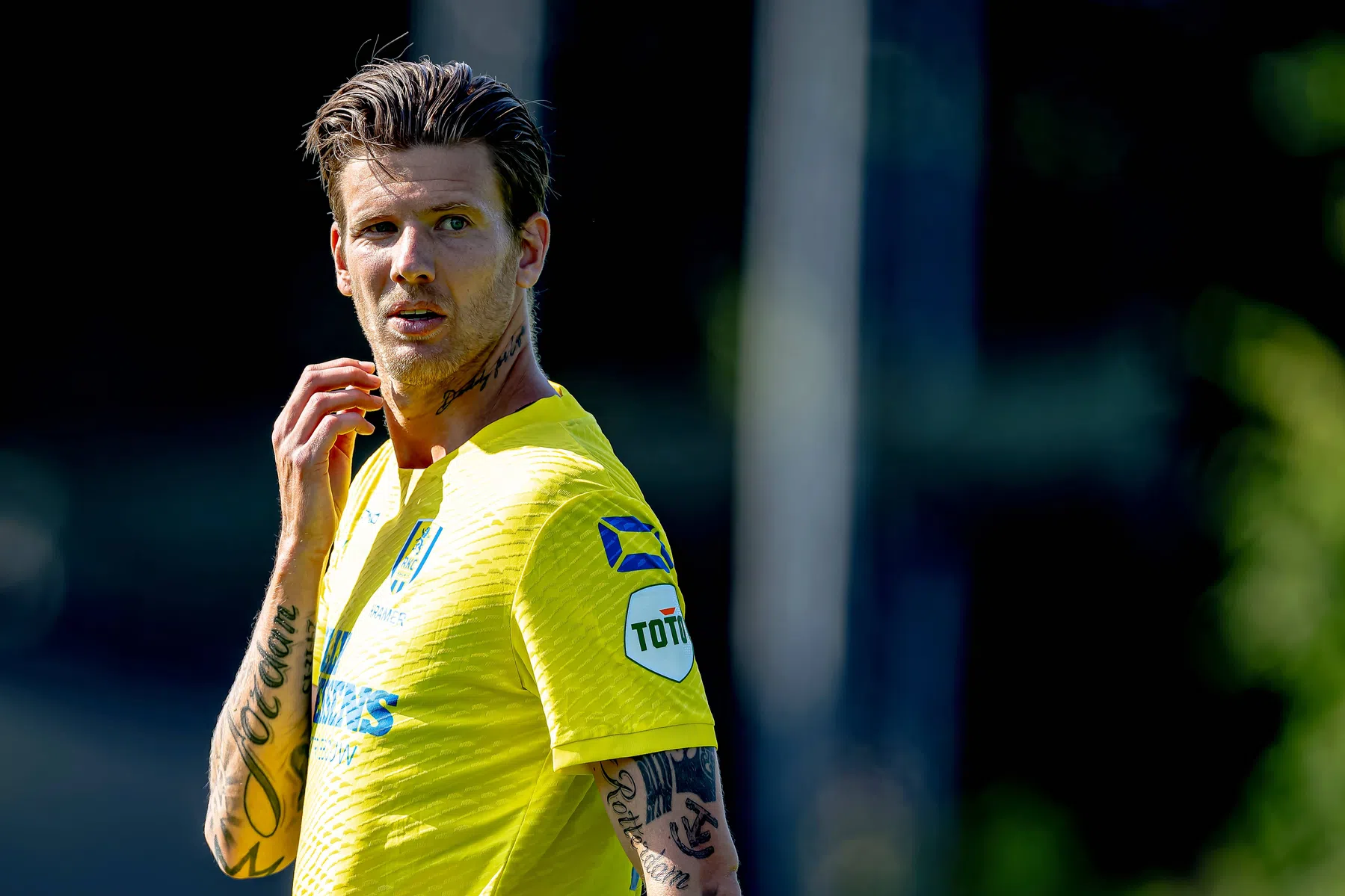 Michiel Kramer ontsnapt aan rode kaart na zes (!) seconden