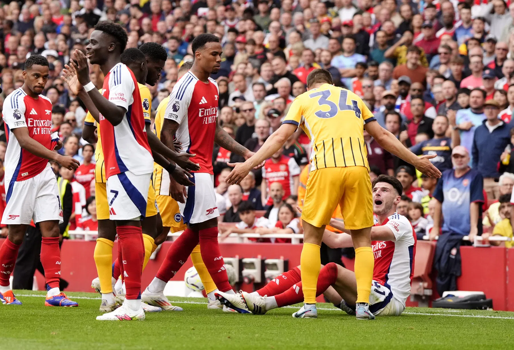 Brighton laat Arsenal struikelen na onhandige actie Rice, blessure voor Timber