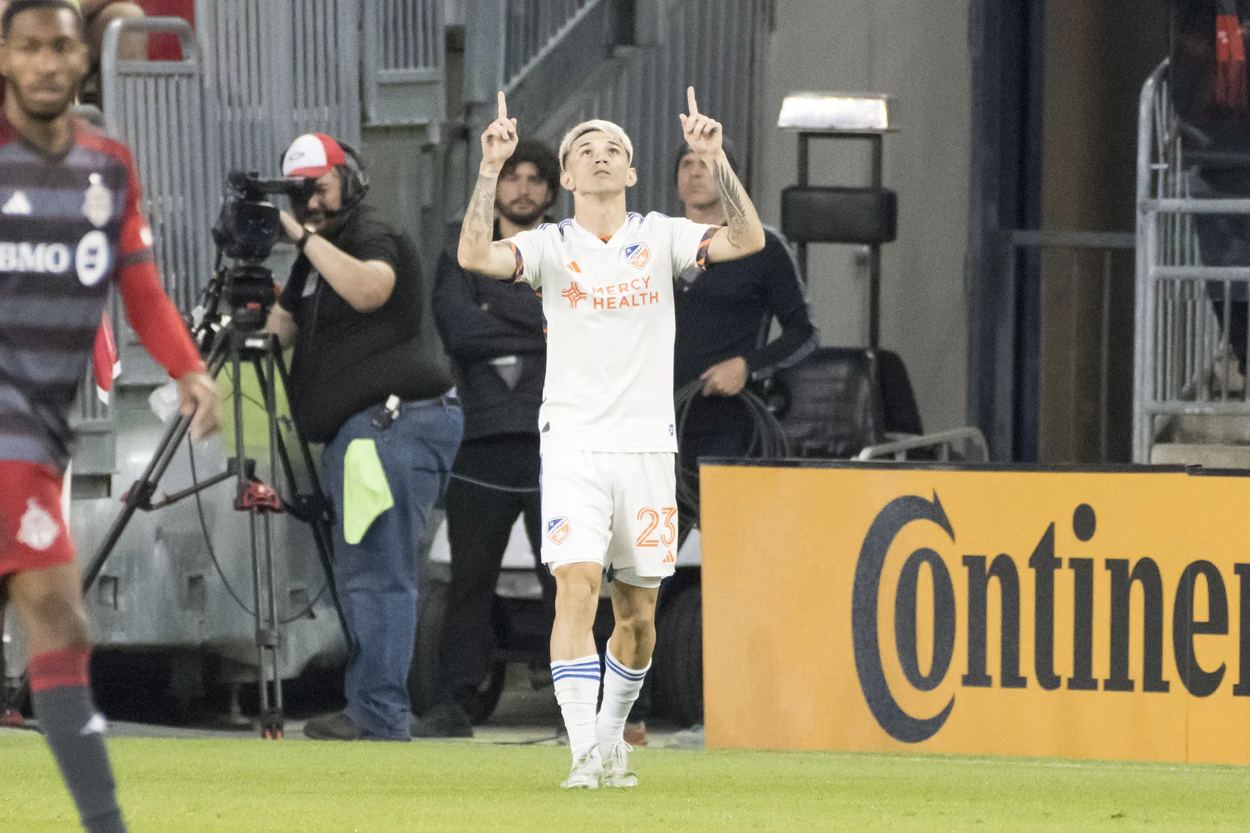 Orellano schiet vrije trap vanaf eigen helft weergaloos binnen