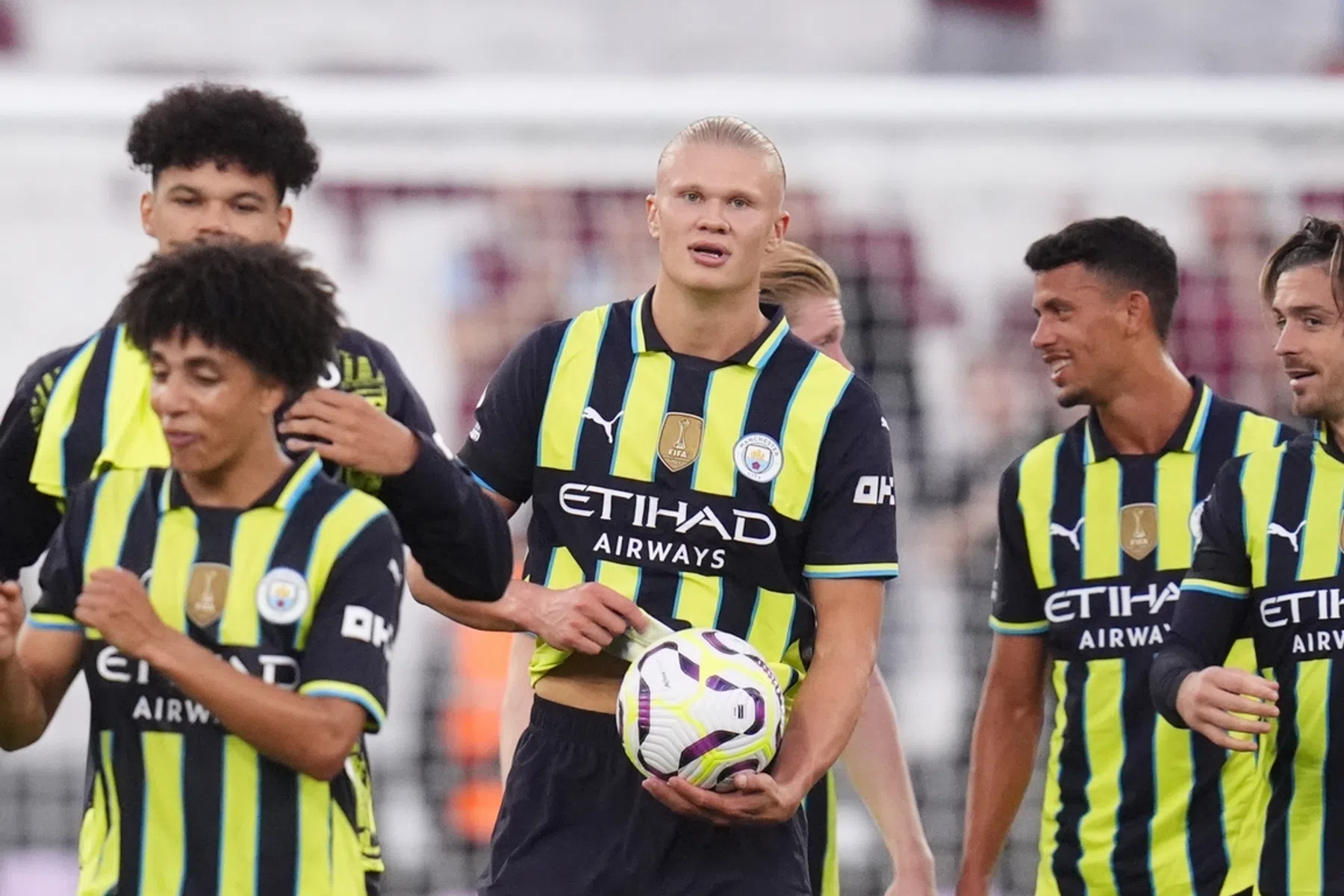 City-spelers zijn het ondertekenen van Haalands wedstrijdballen zat