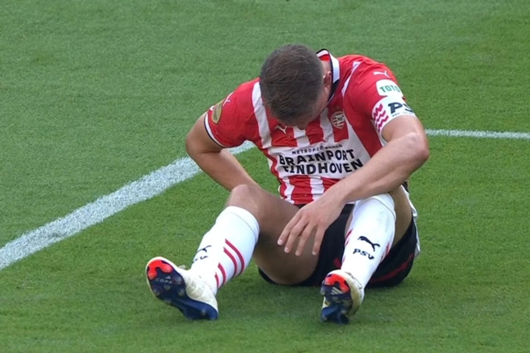 Geen zorgeloze middag voor PSV: De Jong geblesseerd van het veld