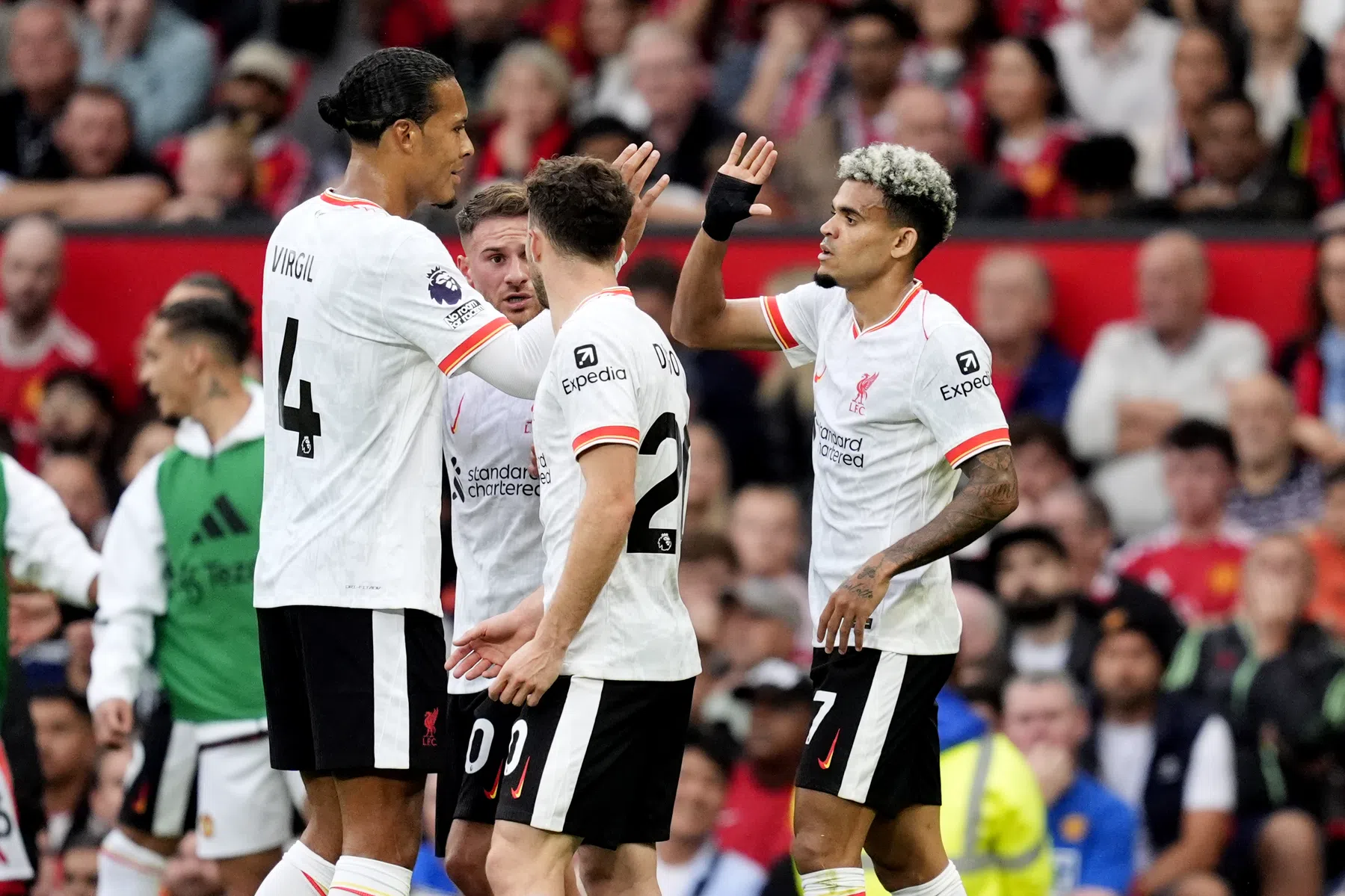 Van Dijk geeft Slot credits: 'Hebben heel veel tactisch getraind'