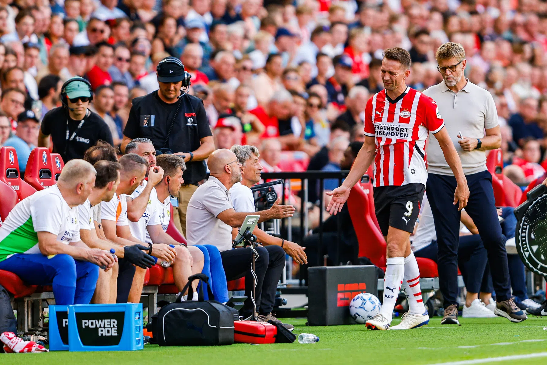Bosz neemt zorgen om De Jong weg: 'Ik dacht: o, is daar de VAR ook al voor?'