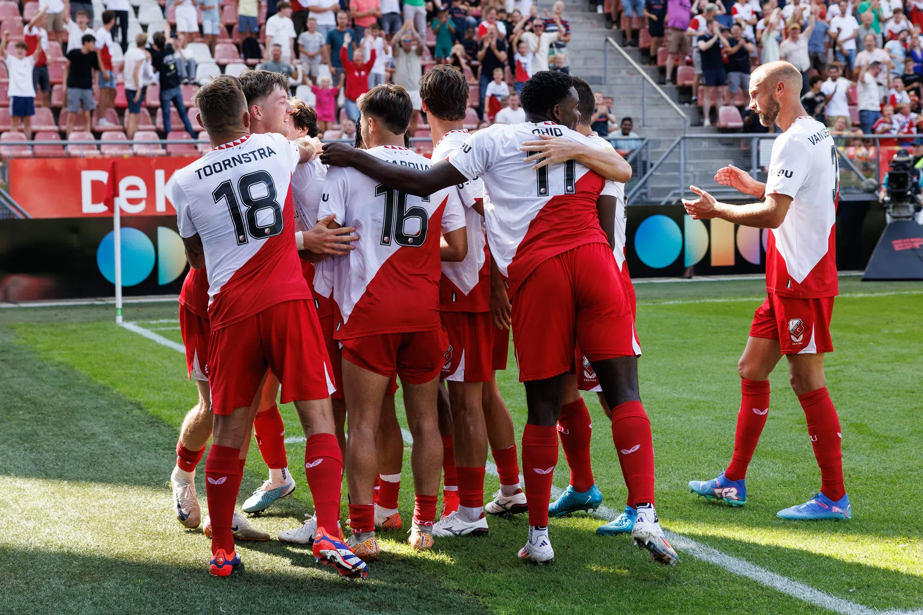 FC Utrecht brengt Twente eerste nederlaag toe na minutenlange VAR-ingreep
