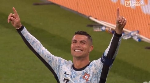 Cristiano Ronaldo doet het nog steeds en maakte 900ste doelpunt