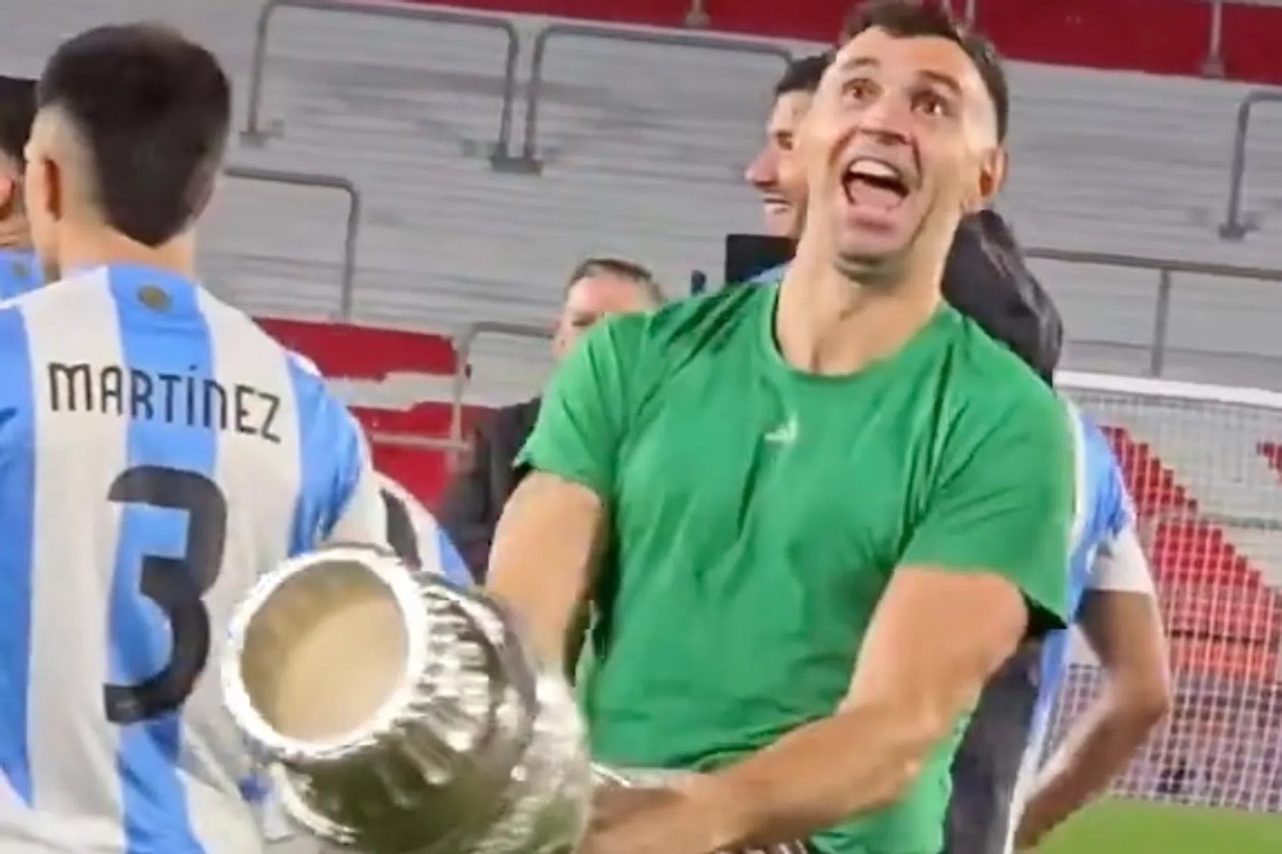 Emiliano Martínez 'strikes again' en laat zich gaan bij Argentinië