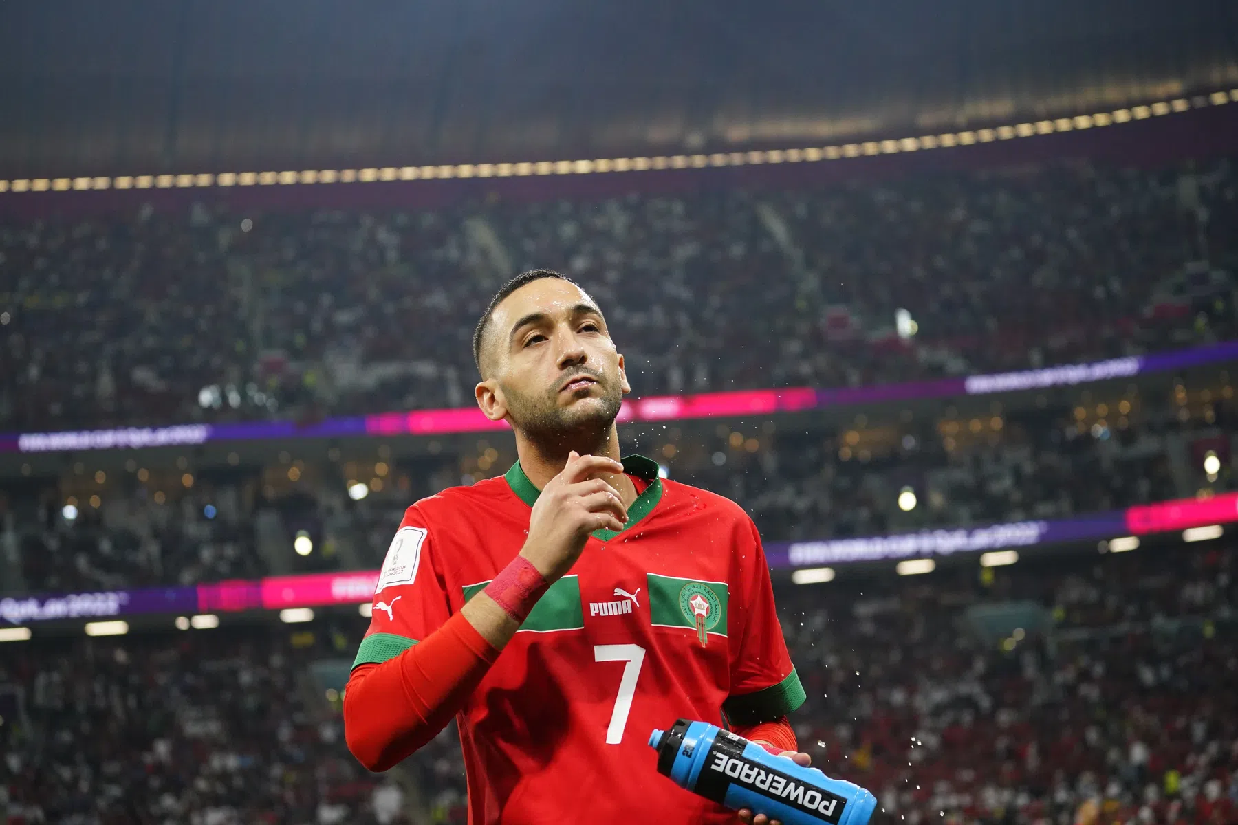 Ziyech scoort tweemaal in behoorlijk nutteloos duel met vier penalty's