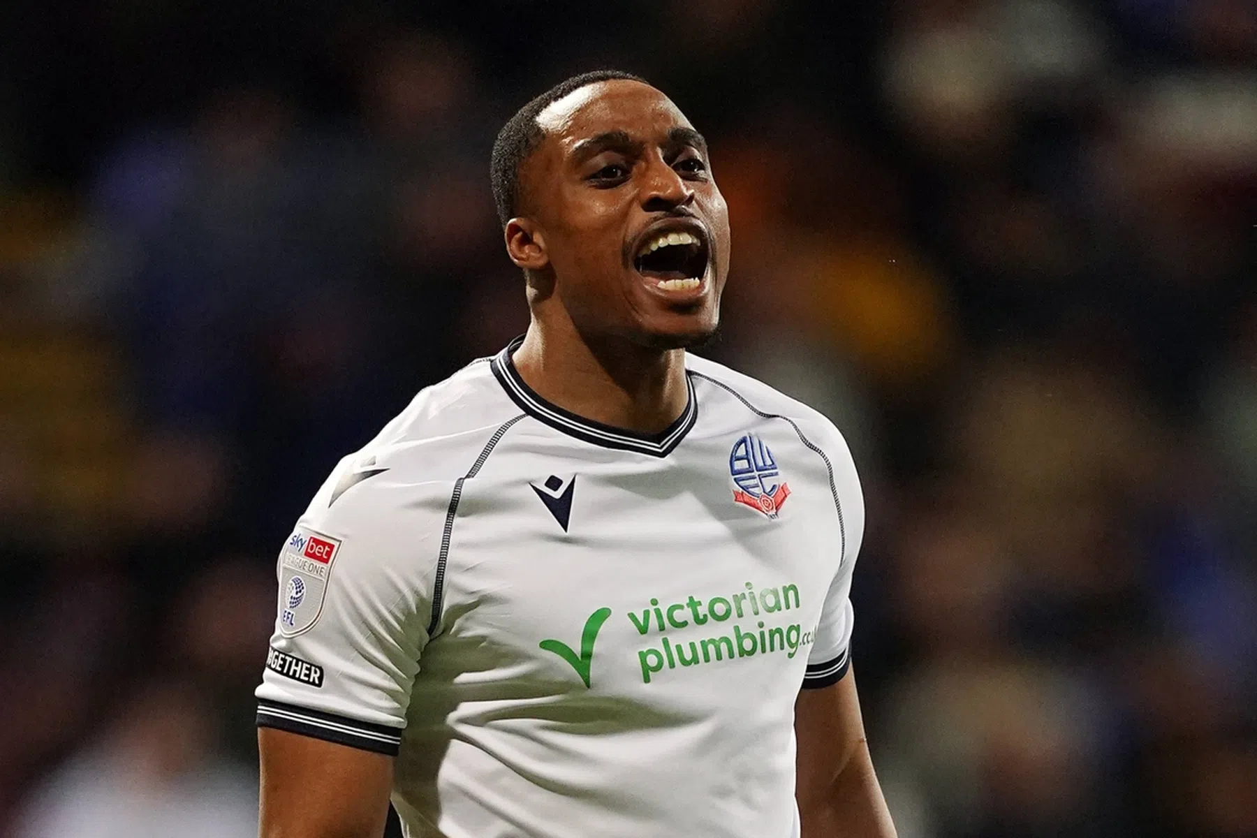 Spits Bolton Wanderers raakt op opmerkelijke wijze geblesseerd