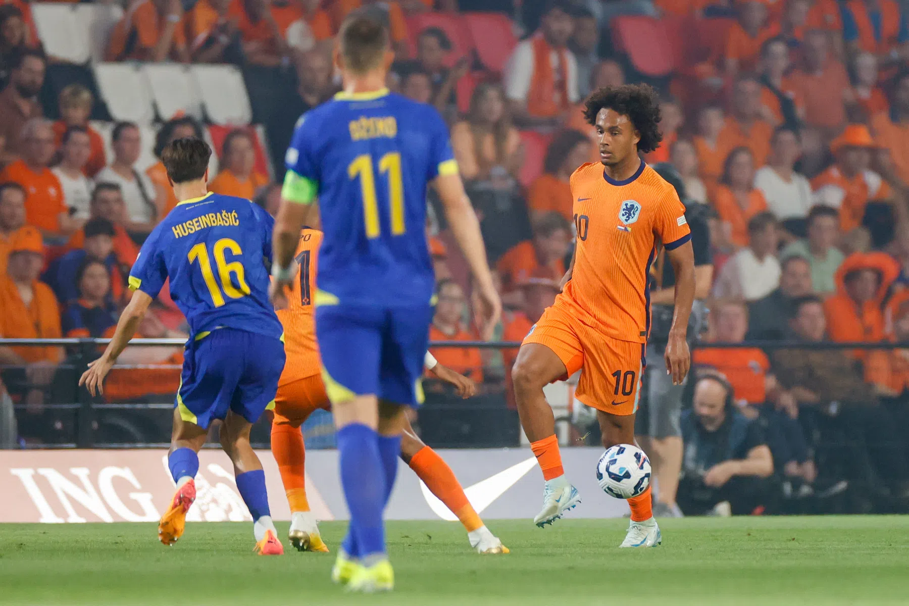 Zirkzee bezorgt zichzelf onvergetelijk basisdebuut in Oranje