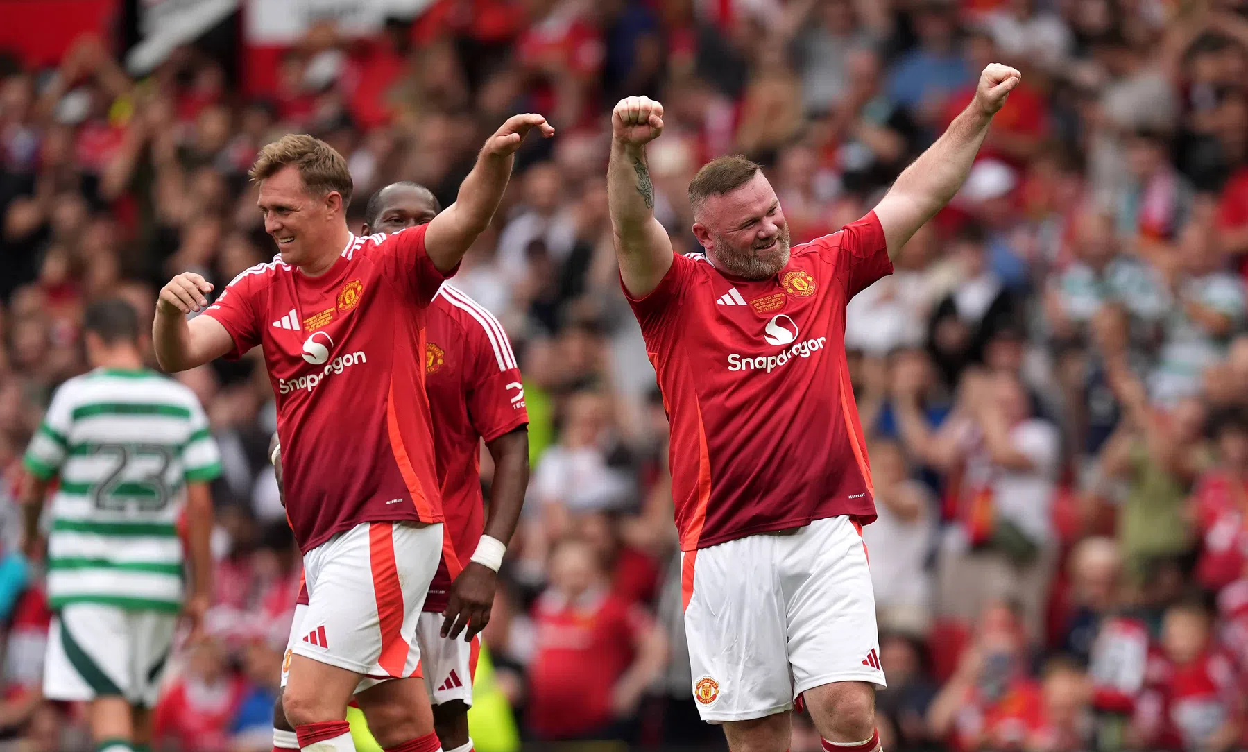 Prachtige beelden: Rooney slaat toe uit vrije trap voor Man Utd Legends